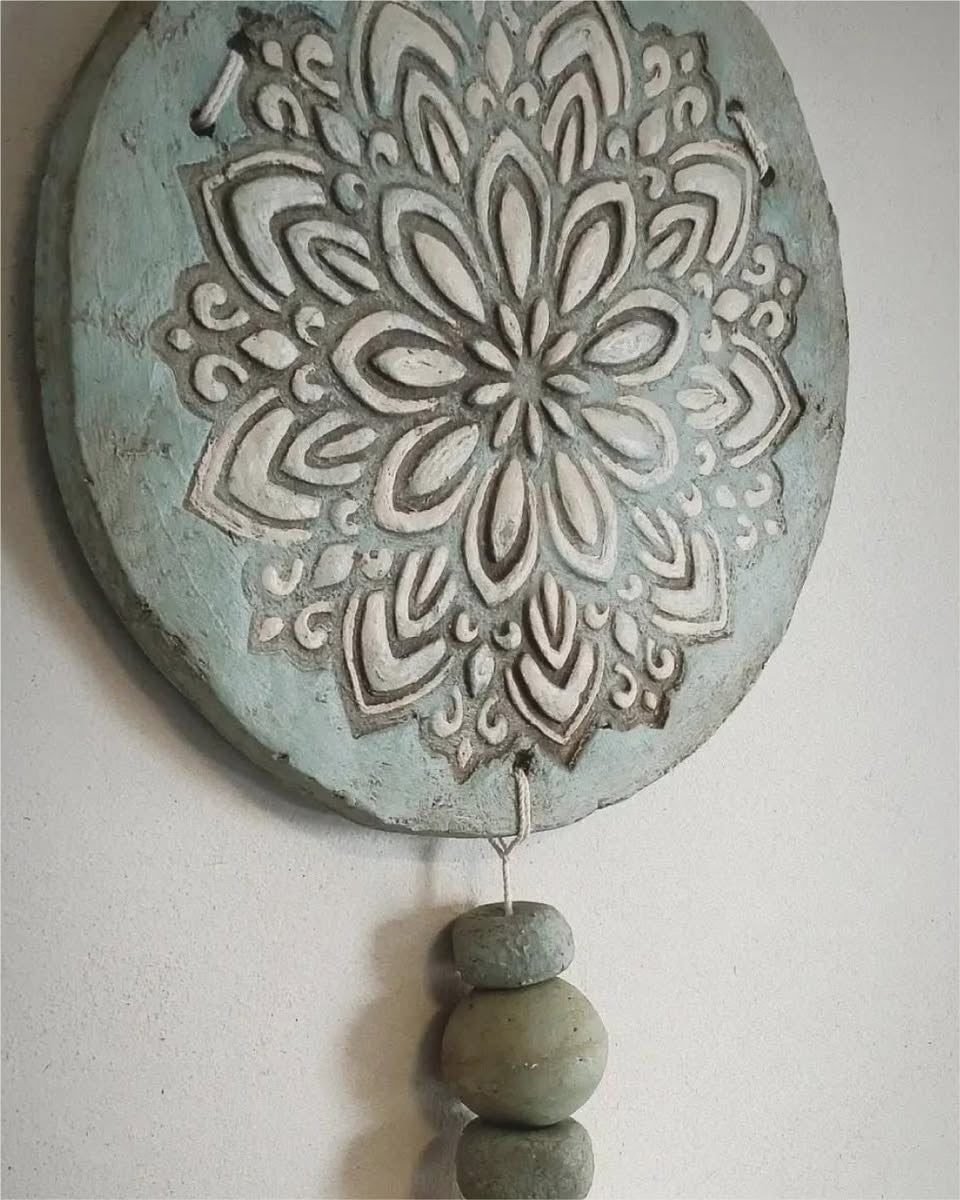 Mandala en pasta piedra colgado en la pared, hecho en el taller de Ultreia