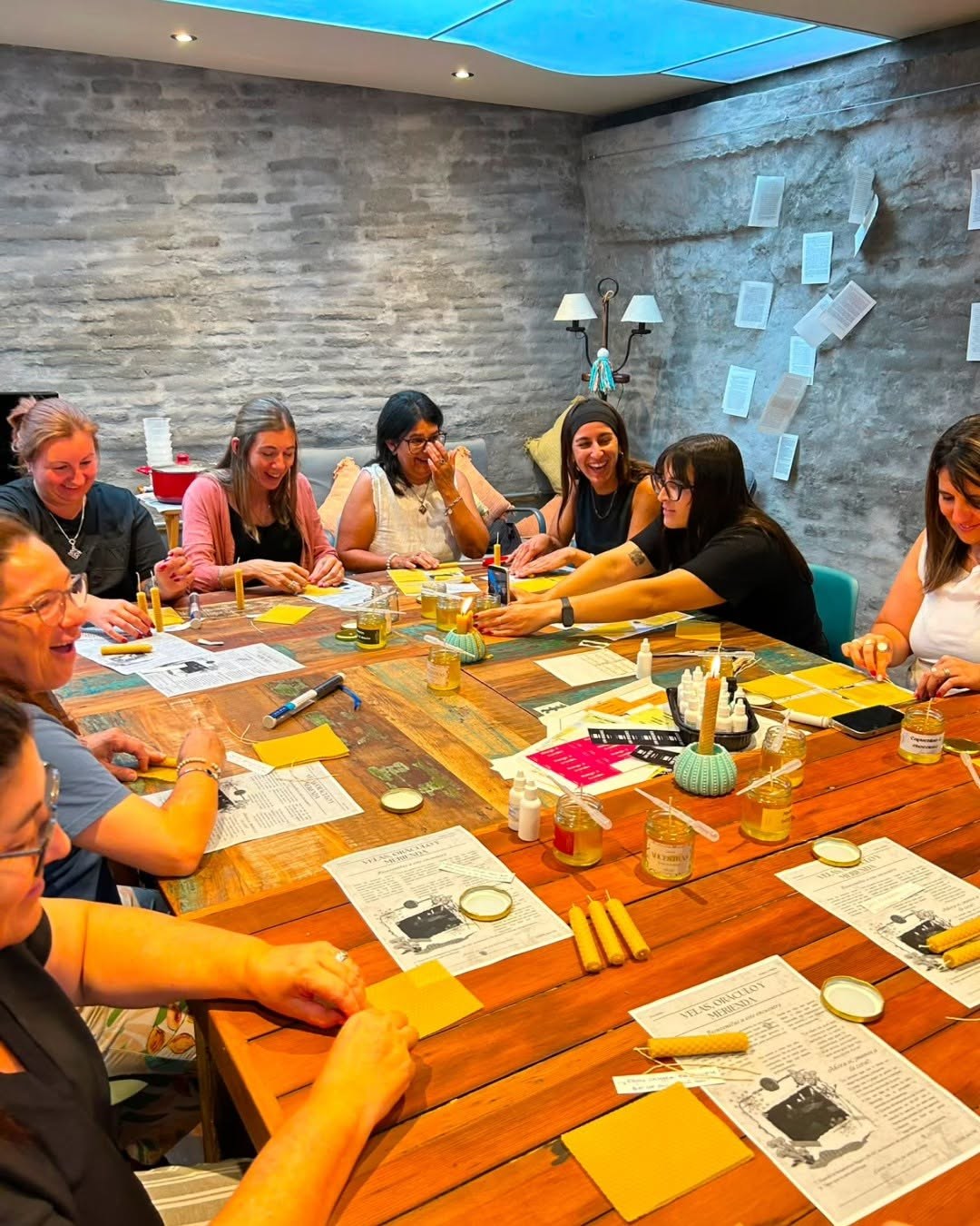Grupo trabajando alrededor de la mesa larga en el taller de velas de Ultreia.